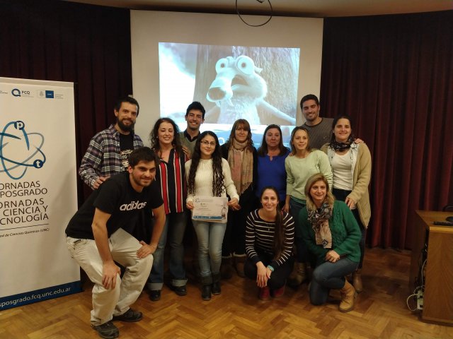 Yadira Salguero Salas (centro), ganadora de "Mi tesis en 3 minutos", junto a miembros del comité organizador.
